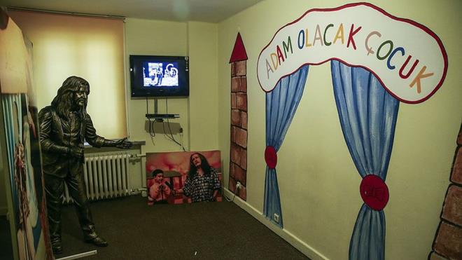 Sanatnn dnyann farkl lkelerinden toplad cam eyalar, sanat hayat boyunca ald dller, yemek odas, kyafet odas, "Adam olacak ocuk odas", klk ve yazlk bahenin yer ald mze, ocuklarn merakla gezecekleri bir yer.