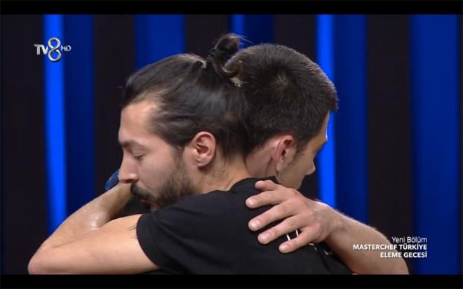 Elenen Mustafa'dan oke eden aklama<br>  Masterchef'ten elenmeyi beklemeyen Mustafa, giderken efleri bombalad. Mustafa vedasnda jriye kar unlar syledi:  -Beklemiyordum. Alican'n taba benim tabamdan iyi deildi. herey eksikti. Bana 4 tane soan sylediniz. Defne yapra da yoktu.