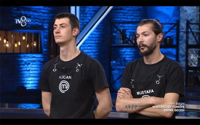 Masterchef'te kim elendi?<br>  Byk elemede son ikiye kalan isimler Alican ve Mustafa oldu. efler iki yarmac arasnda Masterchef'ten elenen ismin Mustafa olduunu aklad. Mustafa geen hafta da Eda ile elemede son ikiye kalmt ve potadan son dakikada kurtulmutu.