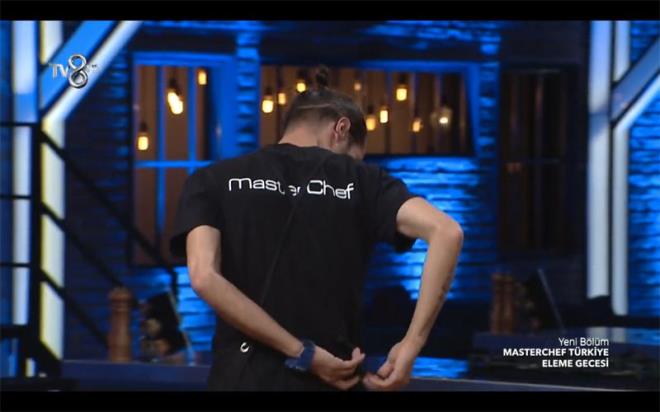 eflere veda etmeyip tavr koyan Mustafa, nln karp frlatt, mikrofonu da masaya att. TV8 jrisi elenen yarmaclarn dier arkadalar ile olan vedalarn yaynlard. Mustafa'nn arkadalarna da veda etmeden hrsla ekimleri terkettii ortaya kt.