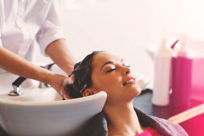 7/9  Tweetle Facebook'ta payla�    B�y�k bir bardak su al�n. 30 adet aspirin ve 1 �orba ka���� karbonat� suyun i�erisine koyun. �yice kar��t�rd�ktan sonra cezvede kar���m koyula�ana kadar �s�t�n.    Du� sonras�nda sa�lar�n�z� nemlendirmek i�in t�m kar���m� uygulay�p, 30 dakika boyunca bekletin. Il�k su ile durulayabilirsiniz.