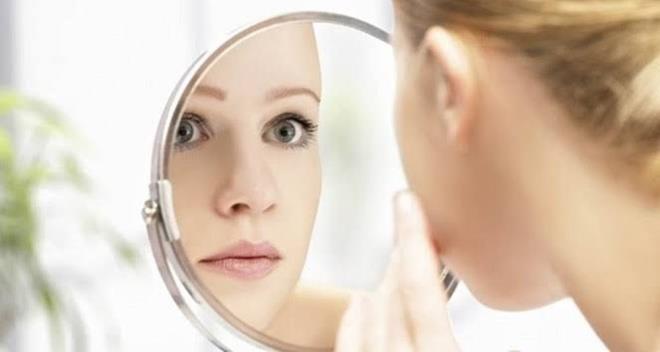 Bir insan hayat� boyunca ka� kilogram deri kaybeder, saat y�n�nde d�nen tek gezegen hangisidir, global internet kesilebilir mi, yolcu u�a��na y�ld�r�m d��erse ne olur, oksijen ne renktir, sava�tan �� kat daha tehlikeli olan �ey nedir, Evren ne renktir, N�kleer sava�tan sa� ��kmas� en muhtemel �ey nedir? ��te pek az ki�inin bildi�i ilgin� bilgiler...<br>    Bir insan hayat� boyunca ortalama 22 kilogram deri kaybediyor.