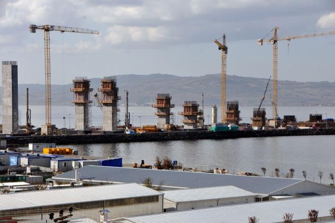 �anakkale Bo�az�'nda in�as� s�ren 1915 �anakkale K�pr�s�'n�n ayaklar� y�kselirken, Gelibolu ve Lapseki yakas�ndaki keson �zerine, 6'nc� bloklar yerle�tirildi. Y�ksekli�i 50 metreyi bulan k�pr� ayaklar�, tamamland���nda 318 metre olacak. <br>    Cumhurba�kan� Recep Tayyip Erdo�an taraf�ndan 18 Mart 2017'de temeli at�lan 1915 �anakkale K�pr�s�'n�n k�rm�z� beyaz renkleriyle T�rk bayra��n� simgeleyen ayaklar�, y�kselmeye devam ediyor.