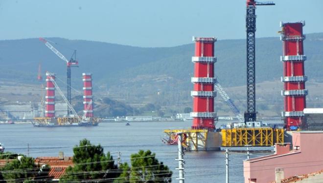 �anakkale Bo�az�'nda, Gelibolu'nun S�tl�ce ve Lapseki'nin �ekerkaya mevkileri aras�na yap�lan k�pr�n�n, cumhuriyetin kurulu�unun 100'�nc� y�l�n� simgelemesi i�in orta a��kl���, 2023 metre olacak. Bu a��kl�k k�pr�ye, 'd�nyan�n en uzun kuleler aras� a��kl��a sahip asma k�pr�s�' unvan�n� kazand�racak.