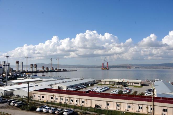 1915 �anakkale K�pr�s�'n�n iki k�tadaki yakalar�nda denize bat�r�lan kule kesonlar� �zerine a�ustosta, her biri 800 ton a��rl���ndaki bloklar yerle�tirilmeye ba�land�. Gelibolu ve Lapseki yakas�nda denize bat�r�lan kesonlar �zerine konulan ilk bloklar�n ard�ndan beliren k�pr� ayaklar�, 6'nc� bloklar�n konulmas�yla 50 metre y�ksekli�e ula�t�. Ayr�ca daha �nce denizdeki b�y�k vin�le yap�lan �al��malar, kesona montaj� tamamlanan �al��ma platformu �zerinde y�kselen b�y�k vin�ler ile yap�l�yor.