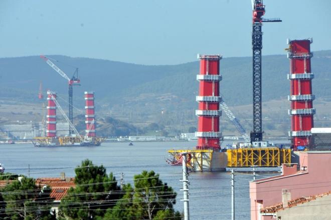 K�pr� tabliyesinin her iki taraf�nda bak�m onar�m amac�yla kullan�lacak y�r�me yollar� olacak. Her iki kule temeli yakla��k 40 metre derinlikte, deniz taban�nda konumland�r�lacak ve �elik kule y�ksekli�i yakla��k 318 metre olacak. Proje kapsam�nda 1 asma k�pr�, 2 yakla��m viyad���, 4 betonarme viyad�k, 6 alt ge�it k�pr�s�, 38 �st ge�it k�pr�s�, 5 k�pr�, 43 alt ge�it, 115 �e�itli ebatlarda menfez, 12 kav�ak (devlet yolu �zerindeki kav�aklar dahil), 4 otoyol hizmet tesisi, 2 bak�m i�letme merkezi, 6 �cret toplama istasyonu in�a edilecek. 1915 �anakkale K�pr�s�, 18 Mart 2022'de tamamlanarak hizmete a��lacak.