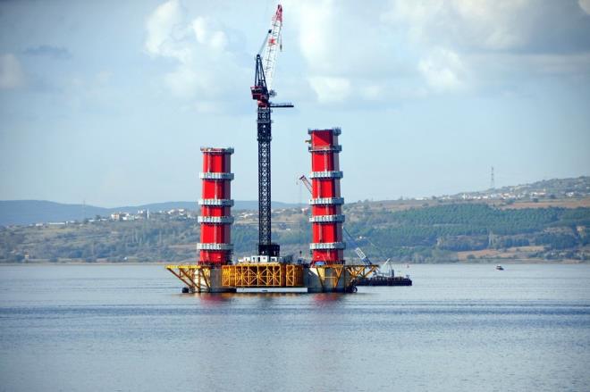 1915 �anakkale K�pr�s�, tasar�m�ndaki inceliklerle de d�nyada bir ilk olmaya aday. Cumhuriyet?in 100?nc� kurulu� y�l d�n�m�n� temsil eden 2023 metrelik orta a��kl���yla, tamamland���nda d�nyan�n en b�y�k orta a��kl���na sahip asma k�pr�s� unvan�na sahip olacak 1915 �anakkale K�pr�s�?n�n kule ba�lant�lar� ve ba�lant� unsurlar� T�rk bayra��n�n renkleri olan k�rm�z�-beyaza boyanacak. Her iki yakada 333 metre y�ksekli�indeki kulelerin �st k�sm� da Seyit Onba��'n�n �anakkale Sava�lar�'nda namluya s�rd��� top mermisini temsil edecek �ekilde olacak. K�pr�n�n 770'er metre yan a��kl�klar ile birlikte toplam 3 bin 563 metre uzunlu�unda olmas� planlan�rken, 365 ve 680 metrelik yakla��m viyad�kleri ile toplam ge�i� uzunlu�u ise 4 bin 608 metre olacak. 2 x 3 trafik �eritli olacak k�pr�n�n, yakla��k 45,06 metre geni�likte olmas� �ng�r�l�yor.