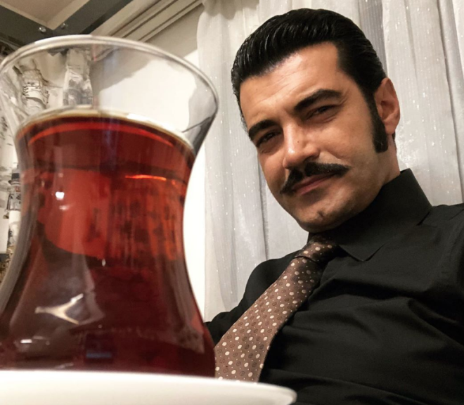 Tv100'�n haberine g�re dizi piyasas� son g�nlerde ?Bir Zamanlar �ukurova? dizisinin setinde ya�anan kavgay� konu�uyor. �kinci sezonunda da b�y�k ilgiyle izlenen Tims&B imzal� dizisinin ba�rol oyuncusu Murat �nalm��?�n, sette bir �al��anla tart��t��� s�yleniyor.