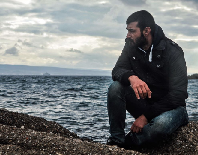 Yumruk atmaya �al��t�: �ddiaya g�re sinirlerine hakim olamayan �nalm��, �al��ana yumruk atmaya �al��t�. Araya girenler taraflar� sakinle�tirdi. Ya�anan kavga Adana?da �ekilen dizinin setinde b�y�k bir gerginli�e neden oldu.