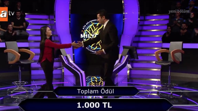 Program�n sunucusu Kenan �mirzal�o�lu'nun canland�rd��� Ezel Karakterinin soyad� 'Bayraktar'd�. Kenan �mirzal�o�lu, soruyu yanl�� bilen ki�iye tebess�m ederek, "Polat Alemdar ile kar��t�rd�n�z herhalde" dedi.