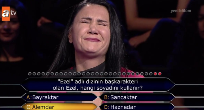 Telefon jokerini kullanan kad�n yar��mac�, yard�m istedi�i ki�inin "Emin olmamakla birlikte Alemdar" demesiyle  'Alemdar' ��kk�nda karar k�ld�. Telefondaki ki�i, yar��mac�n�n yanl�� yan�t vermesine sebep oldu. Kad�n yar��mac�, b�ylelikle yar��madan bin TL ile ayr�ld�.