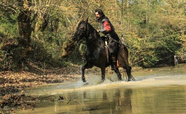 150 kiiden oluan sanat grubu; dekorlarn dnda binlerce kl, kalkan, haner, mzrak, yaydan oluan dneme ait silahlar; dneme ait mobilyalar, gnlk eyalar ve aksesuarlar retti. Dekorlarn inas alt ay srerken, sanat grubu yz elli bin metrekare kuma kulland.