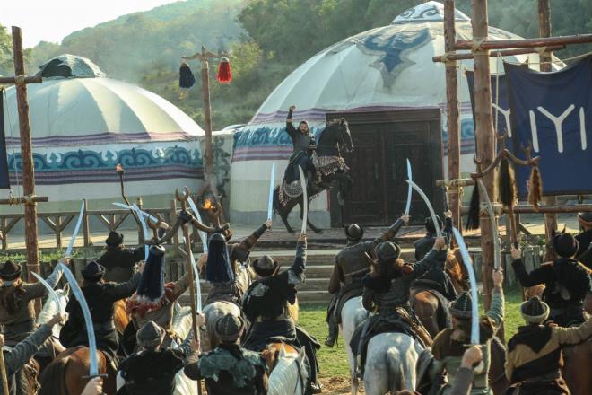 Dost ve dman kuvvetlere ayrlan oyuncular, 10 kilometrelik parkurda tatbikat yaptlar. Burak zivit komutanlndaki dost kuvvet oyuncular dman topraklarna szdlar, pusu kurup dman karargahn ele geildiler.