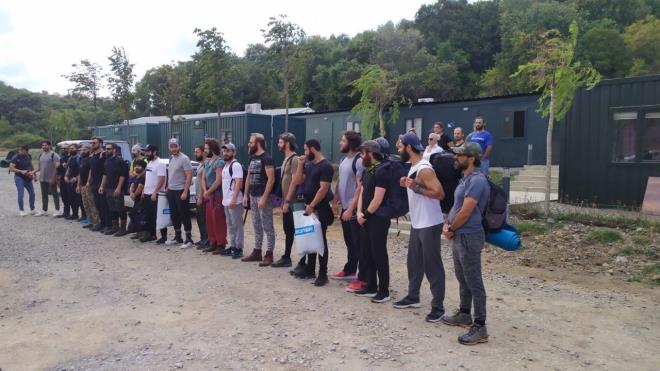 te yandan Dokuz ay Bozda Film bnyesinde oluturulan uluslararas koreografi ekibi tarafndan at binme, kl-yay kullanma, dv ve koreografi eitimi alan oyunculara zaman zaman askeri eitimler de verildi. Dizinin barol oyuncusu ve Osman Bey karakterine hayat veren Burak zivit bata olmak zere oyuncular gnlerce dalk ve ormanlk alanlarda askeri eitim aldlar.