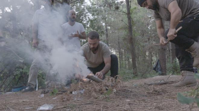 Doal artlarda kendi barnaklarn ina eden oyuncular; sularn bulup, yemeklerini hazrladlar. Geceleri ikier saat nbet tuttular. Kampta zel kuvvetlerden emekli uzman subaylar tarafndan komando eitimine tabi tutulan oyunculara uygulamal intikal, yn bulma, harita, dman karargahna szma, baskn ve pusu atma gibi askeri eitimler verildi.