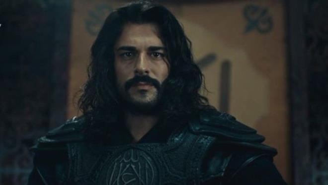 800 metre geniliinde ve 1.60 metre derinliinde ina edilen suni gl ve evresinde kurulan ehir ise 20 bin metrekare alana kuruldu. ehir iin de pazar yeri, sahil, iskele, dkkanlar ve evler yapld. Yine Trk beylii kasabasnda konaklar, ar, dkkanlar, evler, meydan ve camii ina edilirken bu kasaba da 30 bin metrekare alana kuruldu.