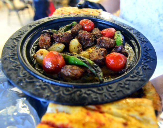 Farkl� lezzetlerle Adanal�lar�n kar��s�na ��kt�klar�n� kaydeden �al�k�ran, tereya�l� lokumun fazlas�yla ilgi g�rd���n� dile getirdi. Tereya�l� lokumun �zel bir sunumu oldu�una dikkat �eken �al�k�ran, yemek yapman�n bir sanat oldu�unu ve g�ze hitap etmeyen bir lezzetin insan� tam anlam�yla doyuramayaca��n� kaydetti.