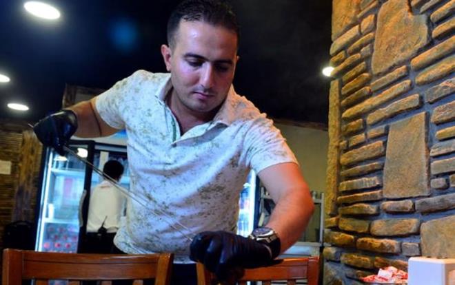 ADANA 'da 20 y�ld�r kebap��l�k yapan �smail �al�k�ran, restoran�nda yapt��� 'tereya�l� lokum' yeme�inin Adana kebaba yak�n derecede ilgi g�rd���n� s�yledi. �al�k�ran, porsiyonu 50 TL olan tereya�l� lokumdan 120 porsiyon satarak g�nde 6 bin TL kazan�yor.