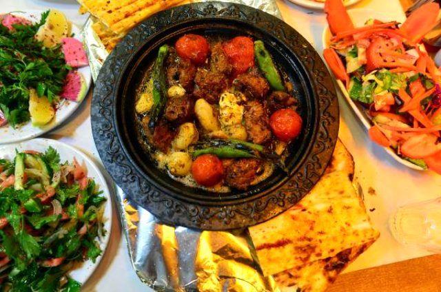 Adana'da kebap�� d�kkan� i�leten �smail �al�k�ran (30), koyunun omurgas�n�n iki taraf�ndan uzanan, 'k��leme' olarak tabir edilen eti, domates, so�an, sar�msak ve teraya�� ile birle�tirerek 'teraya�l� lokum' yeme�i yapt�. Kentte k�yma kebab�n�n bir simge oldu�unu belirten �smail �al�k�ran, et �zerine yo�unla�m�� ustalar olarak her daim kendilerini geli�tirmeye �al��t�klar�n� s�yledi.