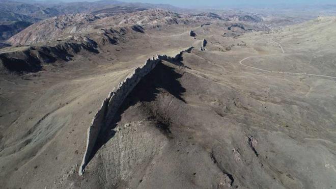 Ky sakinlerinden Alparslan Bal ise "Bu in Seddi gibi grnen, kilometrelerce devam eden bir oluum. Bunun zellii iki tarafnn da dz olmas ve insan eliyle yaplm gibi dmdz duvar gibi gzkmesi. Yetkililerin bu yapnn nasl olutuunu aratrmas gerektiini dnyoruz. in Seddi insan eliyle yaplm ama buras da doal haliyle onu andryor. Burann aratrlp tarihe k tutulmasn ve turizme kazandrlmasn istiyoruz" diye konutu.