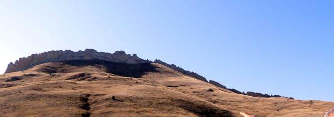 Kyde yaayan Metin Uar uzun yllardr kayalklar bildiini ve in Seddi'ne benzettiklerini belirterek, "Kymzn dousundan 500 metre mesafeden kayalklar balyor ve Zara ilesine kadar uzanyor.