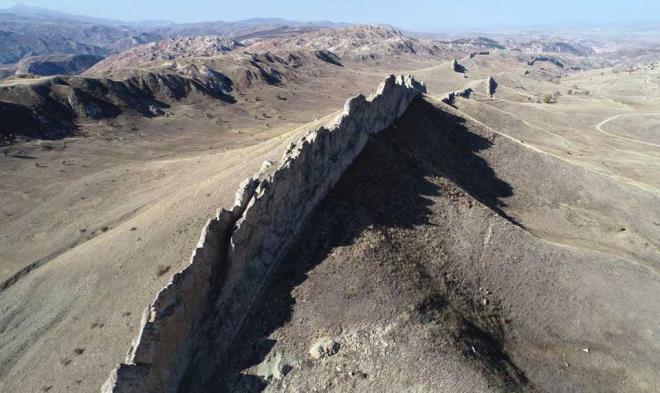 Sivas'n mranl ilesine bal Boazren ky yaknlarndaki kayalklar grenler, in'in kuzeybats boyunca uzanan in Seddi'ne benzetiyor. Blge sakinleri, yaklak 35 kilometre uzunluundaki kayalklarn turizme kazandrlmasn istiyor. <br> mranl ilesine 16 kilometre uzaklkta bulunan Boazren ky yaknlarndaki kayalklar, grenlerin ilgisini ekiyor. Yer yer ykseklii 50-60 metreye kadar kan kayalklar blgeyi ikiye ayran bir grnt veriyor. 'in Seddi'ni anmsatan oluum, kilometreler boyunca kvrmlar eklinde devam ediyor. Merakllarn ilgisini eken doal in Seddi, drone ile havadan da grntlendi.