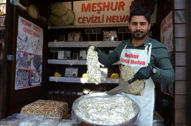 HELVAYI YYEN MEMNUN KALIYOR<br>    Ordu?nun belirli blgelerinde sat gerekleen cevizli helva yiyenlerin de beenisini kazanyor. Vatandalar, gerek kilo ile gerekse ayakst yemek iin cevizli helva alarak, bu lezzeti beendiklerini ve k aylarnda snmann helva ile mmkn olduunu belirtiyor.