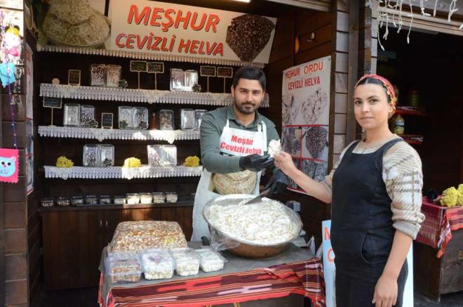 "PF NOKTASI KALTEL CEVZ"<br>    Helvada kullanlan cevizlerin ac olmamas gerektiine dikkat eken Kuvan, u ifadelere yer verdi:?Cevizin kalitelisi, yerli ceviz ve Niksar cevizi olmal ve ac olmamas ve kaliteli olmas gerekiyor. Bizim iimizde helva kadar ceviz de ok nemlidir. Btn malzemelerin doal olmas gerekiyor, zaten lezzetini de buradan alyor. Herkesin bunu tatmas gerekir.?