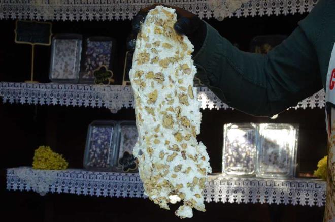 "KIIN VCUDU OK SICAK TUTAR"  <br>  Cevizli helvann protein ynnden zengin bir rn olduunu ve bu sebeple insan vcudunu scak tuttuunu, tketenlerin k aylarnda daha az dn ifade eden Kuvan, ?Scak tutar ve enerji verir, boazlar temizler. Perembe ilemize has bir helva. Byk ustalarmz var ve bu ii devam ettiriyorlar. zellikle bu helvadan ilk defa yiyenler ok beeniyorlar. K aylarnda daha ok tercih edildii iin yaz aylarnda da turistlerimize ok veriyoruz. Srekli de tercih ediliyor? eklinde konutu.