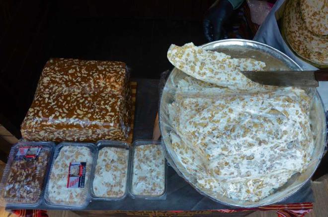 "SATIA SUNULMASI 3 GNDE TAMAMLANIYOR"<br>    Cevizli helvann yapm ve dinlendirme sreci ile birlikte tezgahtaki yerini 3 gn sonra adln ifade eden Kuvan, ?lk olarak ven kkn bir ay dinlenmeye brakyoruz. Sonrasnda kpk haline getiriyoruz. Yapm aamas be saat sryor ve iki gn de dinlendirmek gerekiyor. Yani sata sunulmas  gn sryor diyebiliriz? ifadelerini kulland.