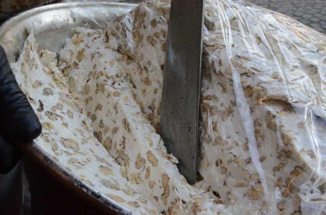 "ODUN ATENDE PYOR"  <br>  Ordu?da cevizli helva retimi ve satn yapan Ekrem Kuvan, helvann yapmnn uzun bir sreten getiini belirtti. Helvaya kvamn, ven kknn suyundan elde edilen kpn verdiini, ierisinde bol miktarda ceviz olduunu ifade eden Kuvan, ?Odun ateinde sadece kzde yapyoruz. Sonrasnda bir hafta dinlendikten sonra sata sunuyoruz? dedi.