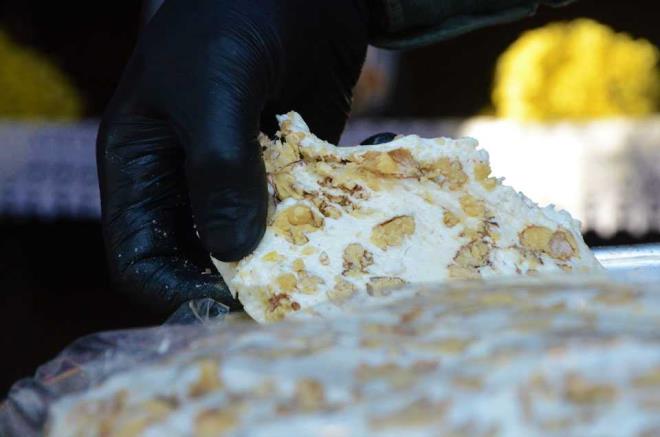 Ordu?nun yresel lezzetlerinden olan ?cevizli helva? salk asndan byk nem tad gibi k aylarnda scak tuttuundan byk ilgi gryor. Yaplmas ve kvama gelmesi 3 gn sren helva, turistlerin de ilgisini ekiyor.<br>Ordu'nun onlarca yresel lezzetlerinden biri olan ve belirli blgelerde retimi yaplan cevizli helva, en ok tercih edilen lezzetler arasnda yer alyor. erisinde, ven kk, limon tuzu, bol miktarda ceviz ve eker bulunan helva, zellikle yaz aylarnda turistler tarafndan tercih edilirken, k aylarnda da vatandalar tarafndan bol bol tketiliyor. Tamamlanmas 3 gn sren helvada kullanlan malzemelerin kaliteli olmas gerektiini, lezzetinin de buradan geldiini belirtiyor.