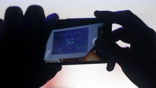 5G, 4G'ye kyasla daha yksek radyo frekanslarn kullanyor. 4G, 20 MHz'e kadarki bantlar kapsarken 5G, 6GHz'e kadar olan frekans bandn kullanabiliyor.