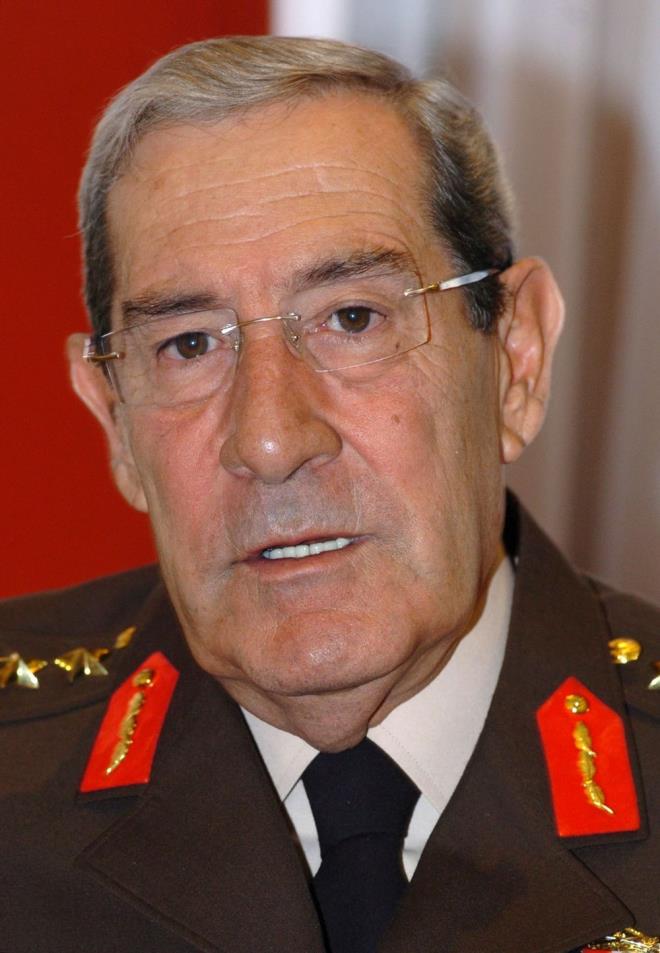 DOLMABAHE GRMES    Bykant 2007 ylnda dnemin Babakan Recep Tayyip Erdoan ile Dolmabahe'de bir grme yapmt.    Kamuoyunu uzun bir sre megul eden grmenin ieriiyle ilgili bir aklama yaplmamt. Bykant'n "Dolmabahe grmesi devlet iidir" dedii bulumann konusu iin Erdoan "Benimle birlikte mezara gidecek" ifadelerini kullanmt.