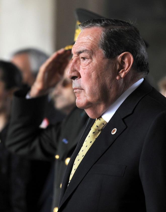 GENELKURMAY STESNDE 'E-MUHTIRA'     27 Nisan 2007?de Cumhurbakanl seimin nedeniyle kaleme alnan bildiri, Genelkurmay?n internet sitesinde "e-muhtra" diye nitelendirililen bir bildiri yaymlanmt.    Eski Genelkurmay Bakan emekli Orgeneral Yaar Bykant, bildiriyi kendisinin kaleme aldn aklamt.