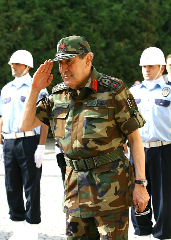 1963 ylnda Piyade Okulu'nu bitiren Bykant; 1983-86 yllar arasnda Kuleli Askeri Lise Komutanl, 1986-88 yllar arasnda Cumhurbakanl Muhafz Alay Komutanl grevlerini yapt.