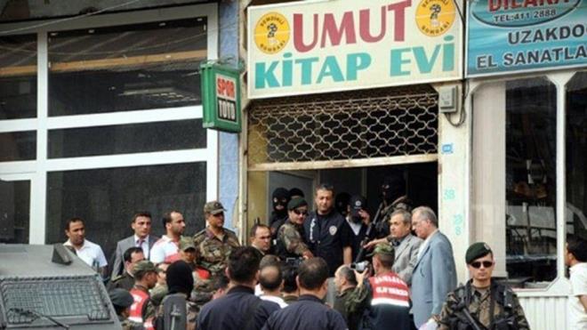 UMUT KTABEV SALDIRISI    Hakkari?nin emdinli ilesinde bulunan Umut Kitabevi, 9 Kasm 2005 tarihinde bombal saldrya uram, olaya ilikin 22 Kasm 2005 tarihinde Van'da soruturma balatlmt.