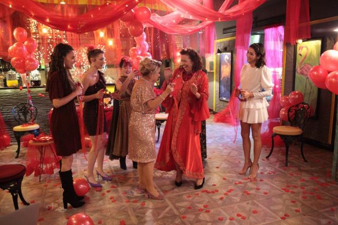 Yeni yayn gnnde de reytinglere yeni den Her Yerde Sen 23 Kasm Cumartesi saat 20.00'de son olarak ekranlara gelecek.