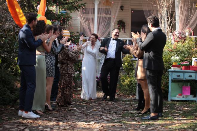 te yandan Her Yerde Sen dizisi, Magazin Gazetecileri Dernei Altn Objektif dl Treni'nde  "En yi Romantik Komedi Dizi dl"nn de sahibi olmutu.