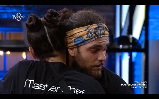 Masterchef'ten elenen isim Suna oldu. Suna yarmaya alayarak veda etti. 'Hakknz helal edin' diyen Suna 'Hepinizden ok razym' diyerek Masterchef'ten gitti. efler Suna'y alklarla uurlad.