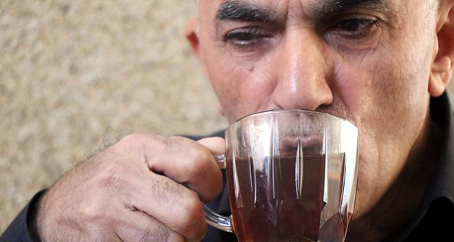 Ondokuz Mays niversitesi (OM) Tp Fakltesi Hastanesi Gs Cerrahisi Anabilim Dal retim yesi Do. Dr. Yasemin Bilgin Bykkarabacak, son yllarda giderek artan yemek borusu kanserine sebep olan en byk etkenlerden birinin ?scak ay? iilmesi olduunu syledi.  <br>  Yemek borusu kanserinin, yemek borusunun iini deyen hcrelerden kaynaklanan yutma fonksiyonunun deiik evrelerde eitli derecelerde etkileyen agresif bir sindirim sistemi hastal olduunu, erkeklerde kadnlardan daha ok grldn belirten Do. Dr. Yasemin Bilgin Bykkarabacak, bu kanserin, dnyada lme sebebiyet veren kanserler sralamasnda 6. srada yer aldn aklad.