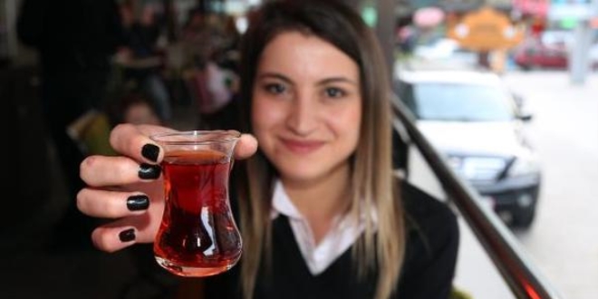 Cerrahi mdahalenin ardndan yaplmas gerekenleri de aktaran Bykkarabacak, unlar syledi:  ?Normal artlarda hastalar yaklak 1 hafta sonra hastaneden taburcu olur, 1 ay ierisinde de normal hayatlarna geri dnmeye balarlar. Bu hastalar cerrahi tedavinin ardndan normal ekilde beslenemeyecekler. nk yeni oluturulan mideden yaplan bir yemek borusuna sahip olacaklar. Gnde 3 n beslenme dnda gnde 6 n az az ve sk sk yemek yemek zorundalar. Hastalarn yemek yedikten sonra yatmamas gerekiyor. nk yemek sonrasnda hasta direkt yat pozisyonuna geerse yeni oluturulan midenin iindeki tm gda nefes borusuna dolacaktr ve hasta ksrkle geri uyanacaktr. Daha sonrasnda akciere kaan bu gdalar enfeksiyona sebep olacaktr. Bunun iin hastalarn yemekten en az 2 saat sonra yat pozisyonuna gemeleri gerekiyor. 1 ay boyunca en kat gda pre kvamnda olmak zere beslenmeleri gerekiyor. 1 ay-45 gn sonra da normal vasfl gda ile beslenebilirler.?