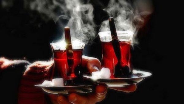 ?ay en az 3 dakika bekletildikten sonra lk ekilde iilmeli"  <br>  Scak ay tketimi ile ilgili bilgiler veren Do. Dr. Yasemin Bilgin Bykkarabacak, ?Kat gdalara kar taklma hissi olsa dahi hastalarn bu ikayeti gz ard etmeyip, ileri aamalarda hastala yakalanmaktansa erken aamalarda bizim hastal yakalayp, tedavi etmemiz gerekiyor. Yemek borusu kanserlerinin en byk etmenlerinin bir tanesi de ?scak ay' iilmesidir. lkemizde zellikle Dou Anadolu, Gneydou Anadolu ve Orta Anadolu Blgesi'nde scak ve semaver ay iilmesi ok skntl bir durumdur. Hastalarn yemek borusu kanserine etken olan scak aydan kurtulmalar iin ay en az 3 dakika beklettikten sonra lk ekilde imelerini tavsiye ediyoruz. Alkol ve sigara, yemek borusunun mide giriinin hemen stndeki ksmdaki kanserlerde ok byk etken. Alkol kullanm, scak ayla beraber artan gastrozefageal refl zellikle mide giriindeki kanserlerin balca etkenidir. Byle bir durumda da Prof. Dr. Ahmet Baolu bakanlndaki ekiple yemek borusu kanseri hastalklarnn tedavisini kapal yntemlerle tedavi ediyoruz? diye konutu.