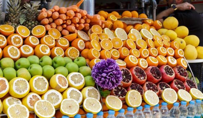 4. Vitamin ve mineral eksiklii: Beslenme problemi olmamasna ramen sa iin gerekli olan vitamin ve minarellerin kanda eksik olmas sa dken dier bir nedendir. Eer B12, D vitamini, folik asit, biotin, inko, demir gibi vitamin ve minarellerimiz dkse sa beslenemez ve dklr. Hatta demir dkl yokken bile demir takviyesi sa dklmesini azaltr. Bu durumlarda eksiin takviyesi mutlaka bir uzmana ba vurularak giderilmelidir.