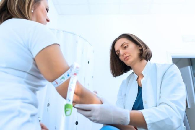 5. Hormonal sorunlar: Eer kiide hormonal problemler varsa, adet gecikmeleri ya da dzensizlikleri, tylenme de art, ar akne, kilo almnda hzlanma gibi skntlar yayorsa bu bulgulara sa dklmesi eklenmise bu kez hormonal sa dklmesinden bahsedilebilir. Bu problemlerin kaynann yine adetin 2. ya da 3. gn yaptrlacak kan tahliliyle belirlenmesi iin dermatoloji uzmanna bavurulmaldr. Hormonal tedaviler bu tarz dklmeler konusunda etkilidir.