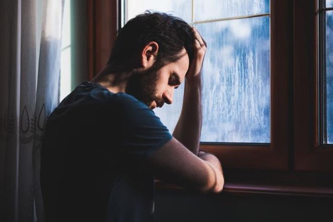 9. Stres ve depresyon: Ar stres her hastala olduu kadar sa dklmesine neden olan dier bir sebeptir. Depresyon, anksiyete, psikozlar ve de bunlarn tedavisinde kullanlan ilalar sa etkileyip dklmesine neden olabilmektedir.    Sa gnlk yaamda pek ok faktrden ksa srede etkilenebilen canl bir organdr. Kiinin hayatnda yolunda gitmeyen bir eyler olduunda bu bilgiler nda birey nce kendisini tartp, daha sonra gerekiyorsa bir dermatoloji uzmanndan yardm almaldr. nk bu konuda evreden gelen yanl ynlendirmeler ve kulaktan dolma bilgiler, hastalarn zaman kaybetmesine neden olabilmektedir. Eer altta yatan nemli bir neden varsa tan ve tedavide ge kalnmas sz konusu olabilir. Bunun dnda sa dklmesini nlemek ve dklen salarn yeniden kmasn salamak dncesi ile bilinsiz uygulanan maske ve karmlar salara daha ok zarar vererek geri dnm olmayan hasarlara neden olabilir.