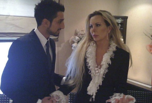 Dolandrld: "Avc, yaad byk dolandrclk olaylarndan sonra maddi olarak zor gnler geirmeye balamt. Elinde belli bir miktar paras kalmt ve evresi ev almas iin kendisini zorlamt. Ancak ev almayan Avc, o paray da harcad."