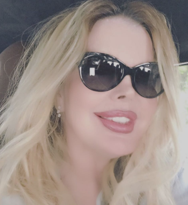 Yalsn satmt: Uzun sre maddi skntlar ile gndeme gelen Harika Avc, abisinin servetini zerine geirmeye altn ve bu yzden zor durumda kaldn ileri srm, Emirgan?daki yalsn satmak zorunda kalrken arabasna gelen hacizden sonra haciz memurlarn intihar etmekle tehdit ederek vazgeirmeye almt.