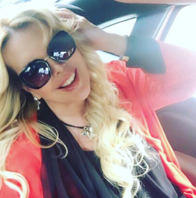 Ayrca ark syledii yllarda 16 albm kard ve prodktrln Nee Karabcek?in ve Glden Karabcek?in kocas olan 3 Kasm 2008?de vefat eden Atilla Alpsakarya yapmtr.