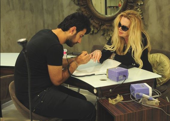 Kendisine Harika Avc adn ise, ayn gazinoda birlikte alt Gnl Yazar verdi. Ate Dal, Ac Dnya, Yasemin gibi filmlerle hreti yakalayan Harika Avc, bir sre  sonra ?Srnyorum? adl arks ile byk bir k yakalad.